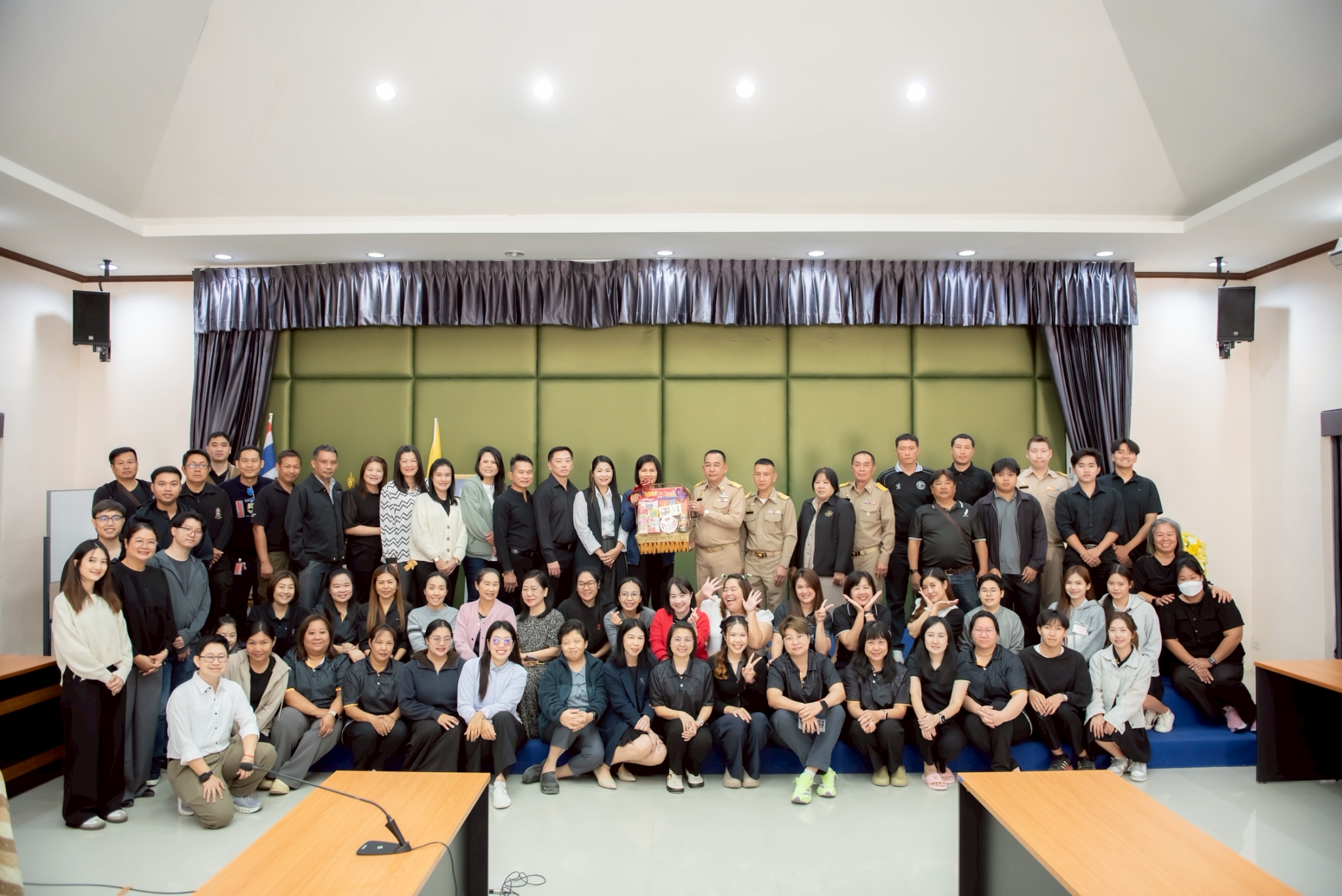 สวัสดีปีใหม่ นายสมบูรณ์ บุญเรือง นายกเทศมนตรีตำบลสันผีเสื้อ และคณะผู้บริหารฯ เพื่อเป็นการเเสดงความเคารพพร้อมรับคำอวยพร เนื่องในโอกาสวันขึ้นปีใหม่ 2569 อย่างอบอุ่น ณ ห้องประชุมเทศบาลตำบลสันผีเสื้อ