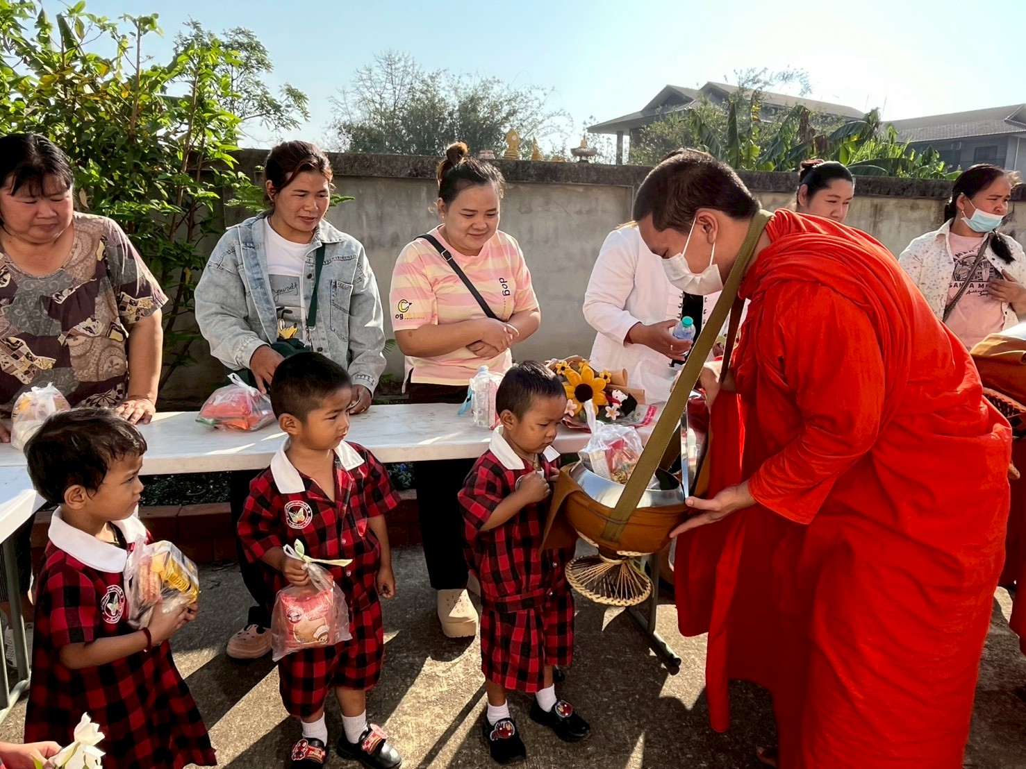 กิจกรรมทำบุญตักบาตรเนื่องในวันมาฆบูชา และกิจกรรมน้องส่งพี่ยินดีชื่นใจ ณ ศูนย์พัฒนาเด็กเล็กบ้านท่าหลุกสัทราย