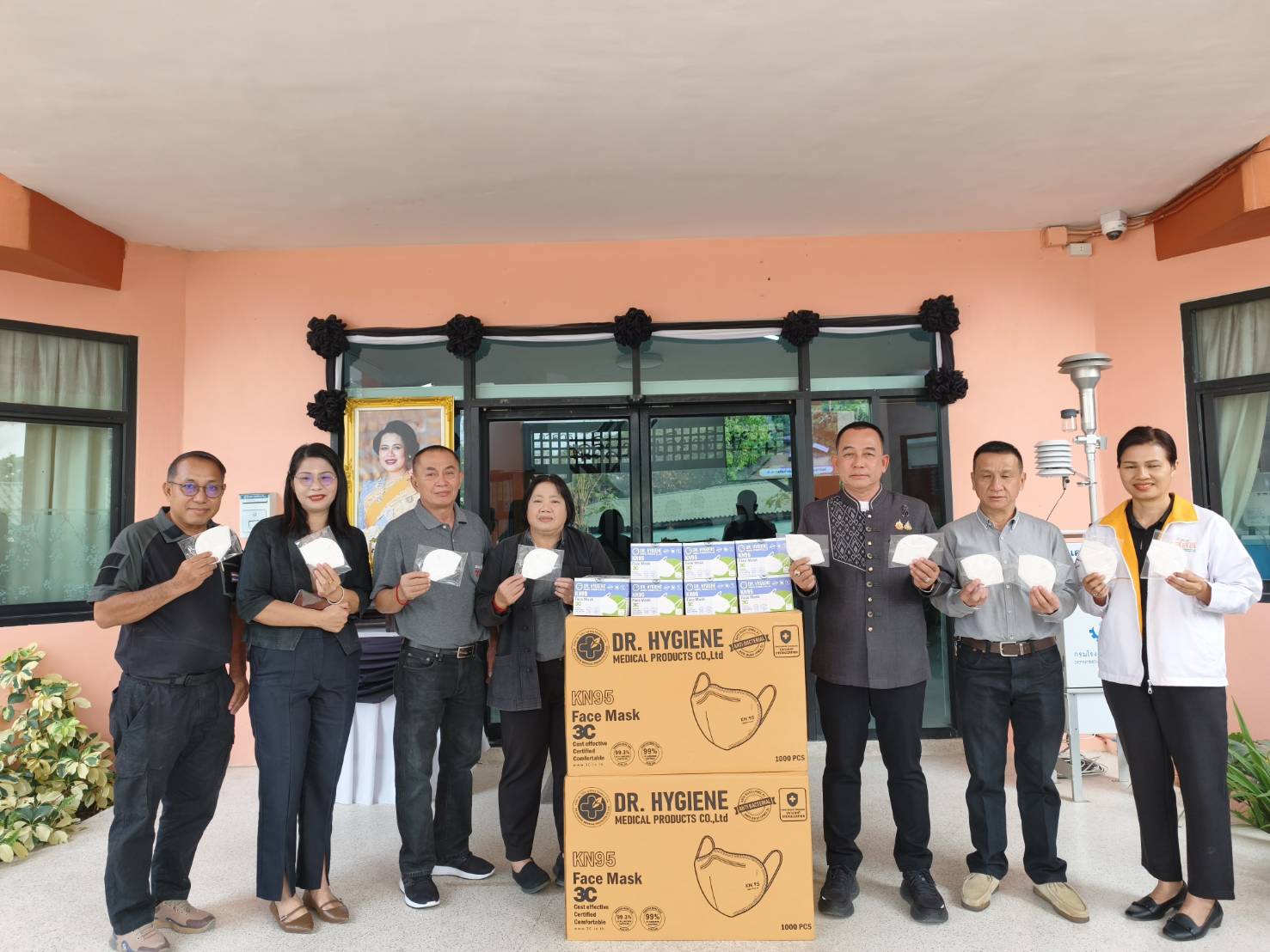 เทศบาลตำบลสันผีเสื้อ ห่วงใยสุขภาพประชาชน รับมอบหน้ากากอนามัยชนิด KN95 จาก อบจ.เชียงใหม่  ส่งต่อให้ผู้นำชุมชนเพื่อส่งต่อไปยังประชาชนตำบลสันผีเสื้อ