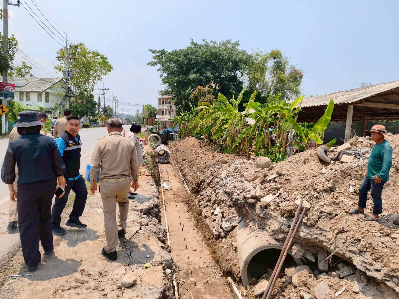 ลงพื้นที่ติดตามความคืบหน้าโครงการวางท่อระบายน้ำคอนกรีตเสริมเหล็กพร้อมถมดินบริเวณลำเหมืองสาธารณะต่อจากลำเหมืองหน้า รพ.สต.บ้านป่าข่อยเหนือ ฝั่งด้านทิศตะวันออก หมู่ที่ บ้านป่าข่อยเหนือ