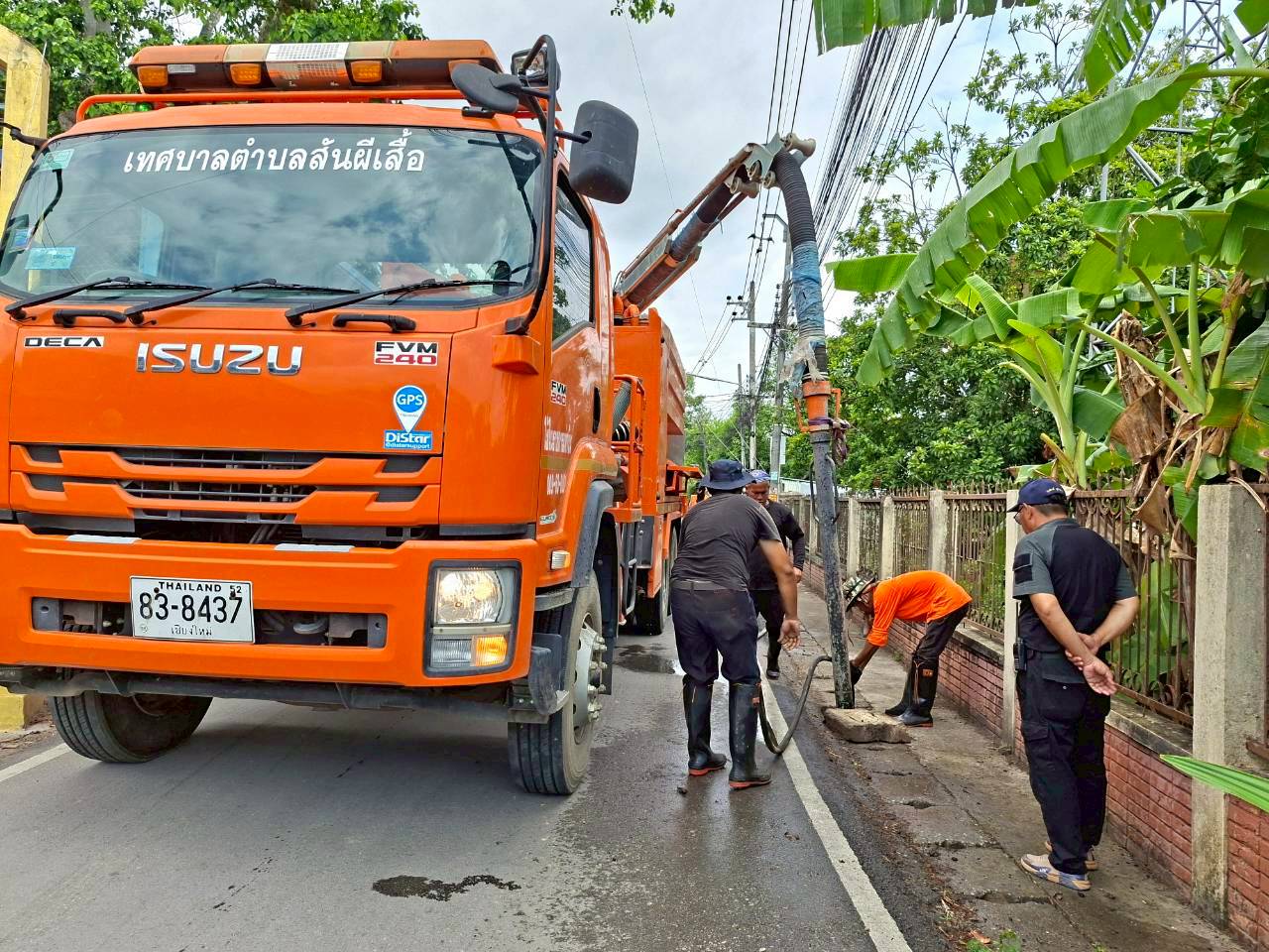 การดำเนินการดูดโคลนและกำจัดสิ่งปฏิกูลภายในท่อและรางระบายน้ำ ในพื้นที่หมู่ที่ 8 บ้านสันทราย