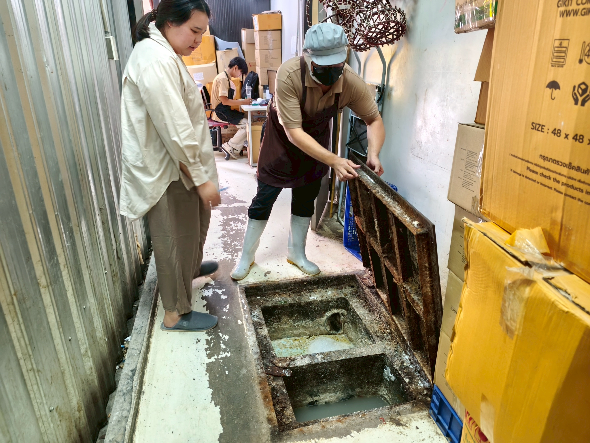 ออกตรวจสอบคุณภาพระบบการบำบัดน้ำเสียของสถานที่จำหน่ายอาหาร จำนวน 3 แห่ง ภายในหมู่บ้านล้านนาวิลล์ หมู่ที่ 9 โดยการตรวจสอบจุดระบายน้ำทิ้ง การติดตั้งบ่อดักไขมัน และประสิทธิภาพของระบบบำบัดน้ำเสียให้เป็นไปตามมาตรฐานกฎหมายกำหนด