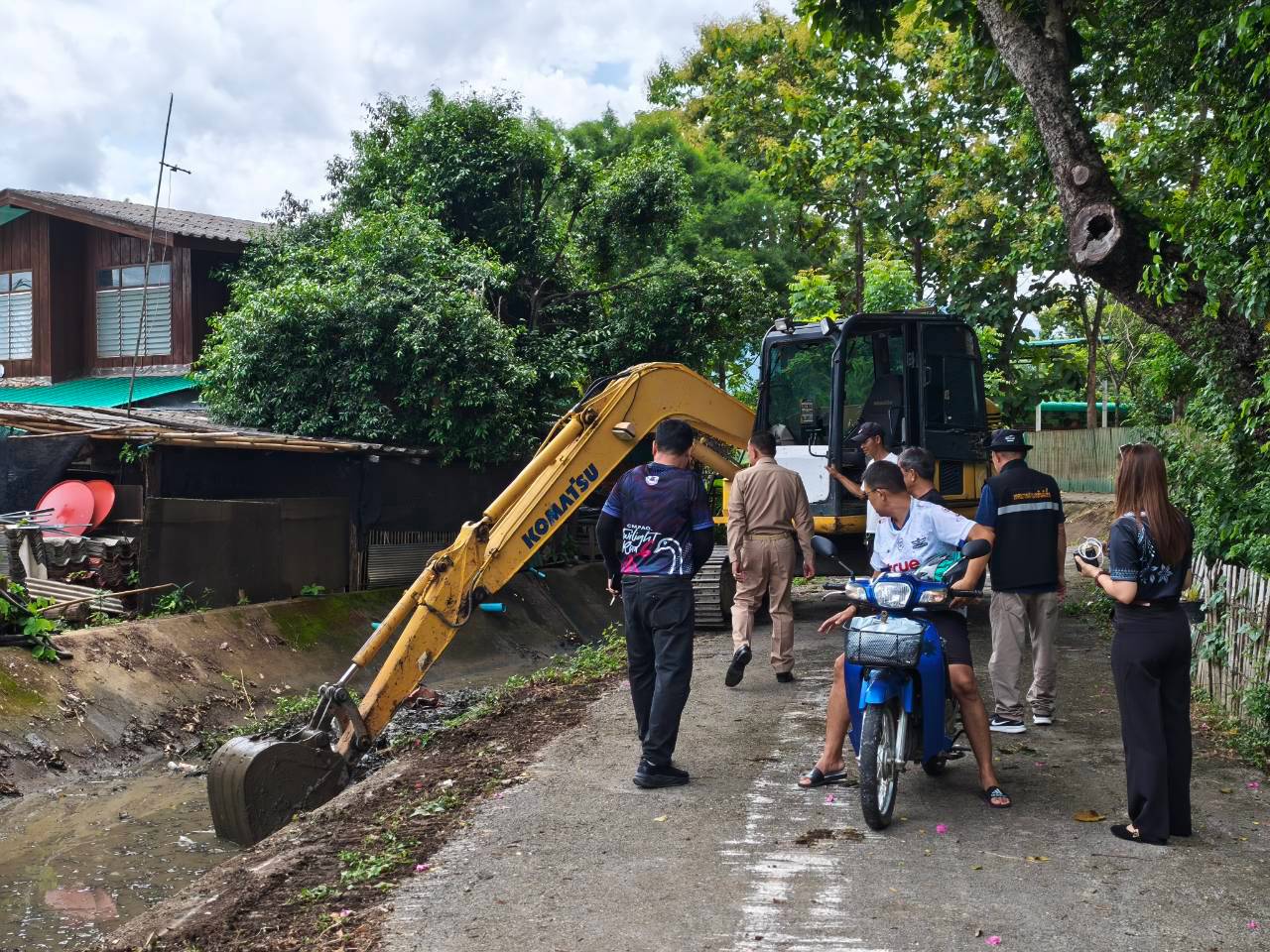 ขุดลอกคลองชลประทาน บริเวณพื้นที่ หมู่ที่ 9 บ้านสันผีเสื้อสามัคคี เพื่อขุดลอกตะกอนทราย เศษขยะ เพิ่มการระบายน้ำมีประสิทธิภาพ