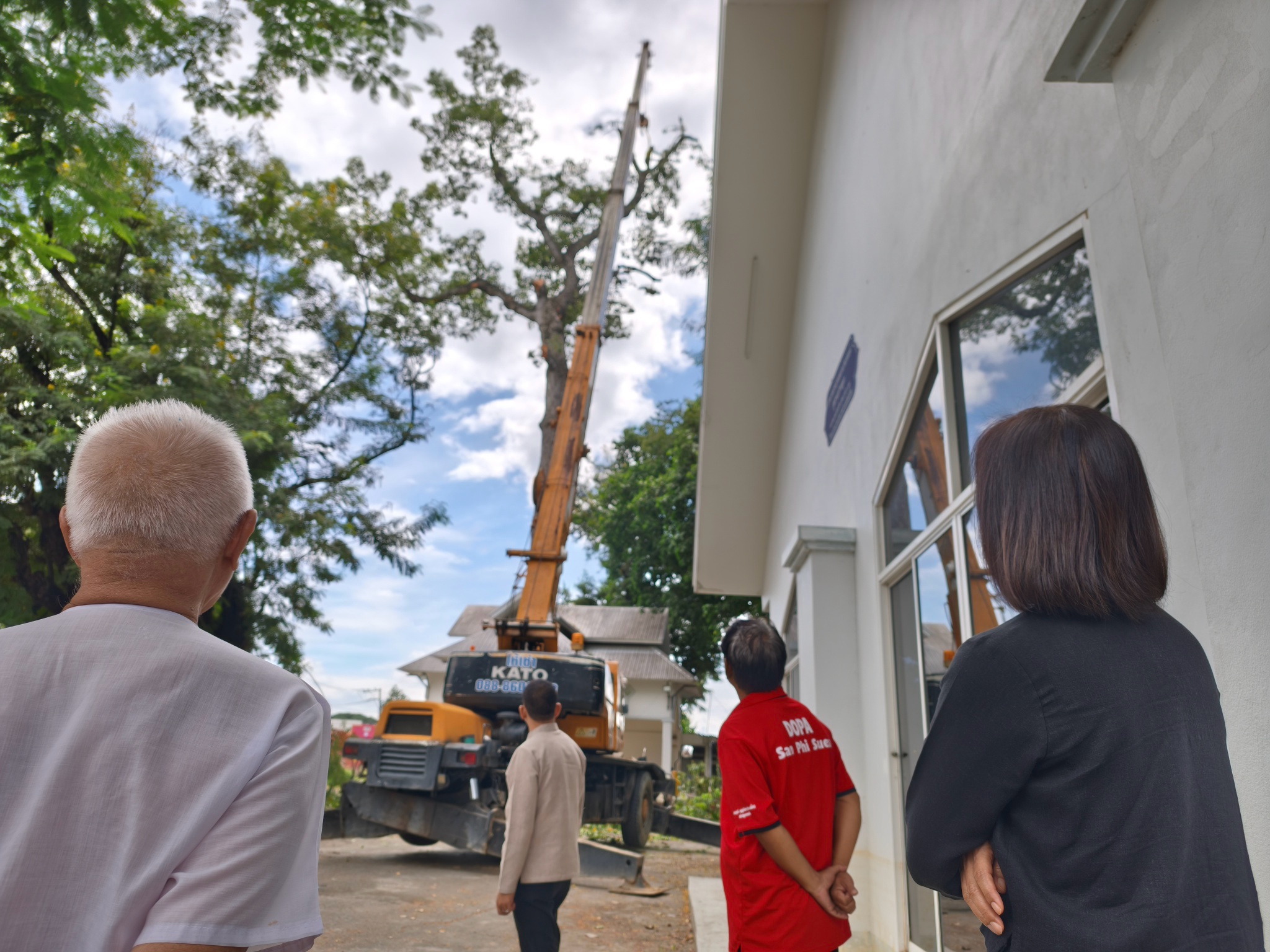 ติดตามการดำเนินการตัดแต่งกิ่งไม้ บริเวณสุสานบ้านท่าหลุก - สันทราย เพื่อพัฒนาสุสานฯ และเตรียมความพร้อมในการดำเนินการโครงการก่อสร้างโดมหลังคาอเนกประสงค์บริเวณสุสาน หมู่ที่ 8 บ้านสันทราย