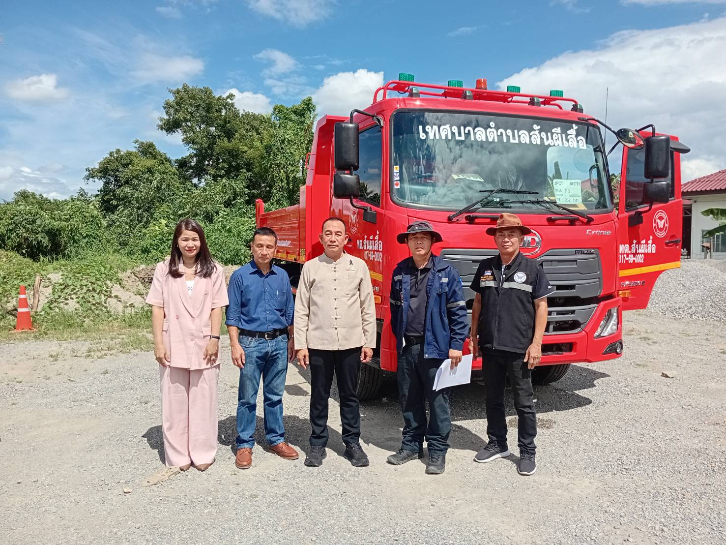 วันพฤหัสบดีที่ 27 สิงหาคม 2569 นาย สมบูรณ์ บุญเรือง นายกเทศมนตรีตำบลสันผีเสื้อ พร้อมด้วยคณะผู้บริหาร และกรรมการตรวจรับ ร่วมลงพื้นที่ตรวจรับมอบ รถบรรทุกเทท้าย ชนิด 6 ล้อ เพื่อนำมาใช้ในภารกิจของเทศบาลตำบลสันผีเสื้อ ณ บริเวณลานจอดรถ เทศบาลตำบลสันผีเสื้อ