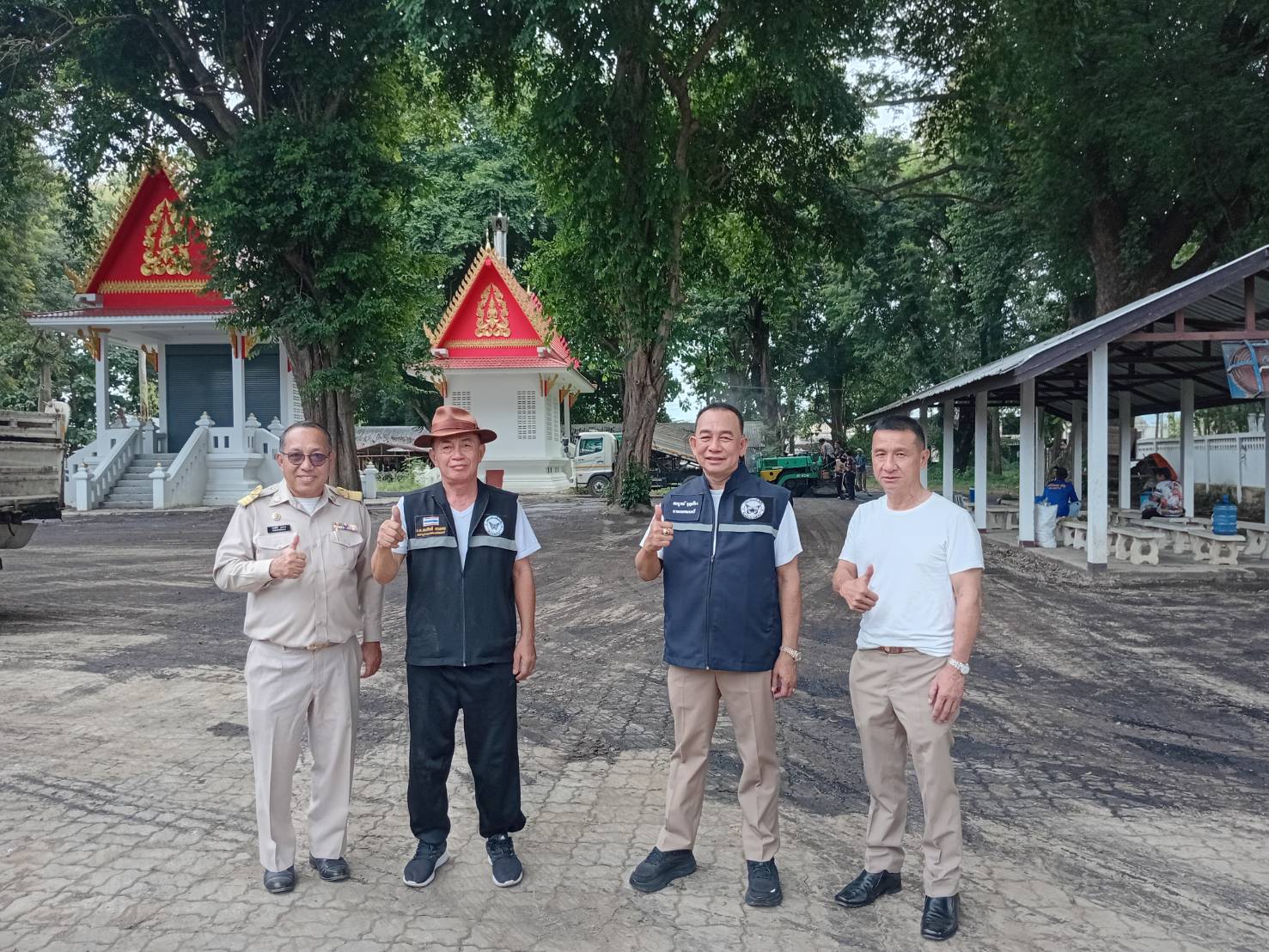 วันที่ 28 สิงหาคม 2569  นายสมบูรณ์ บุญเรือง นายกเทศมนตรีตำบลสันผีเสื้อ พร้อมด้วย นายสายัณห์ สิงห์อินทร์ รองนายกเทศมนตรีตำบลสันผีเสื้อ , ร้อยตรีสมศักดิ์ ดวงเดช เลขานุการนายกเทศมนตรีตำบลสันผีเสื้อ ลงพื้นที่ติดตามโครงการโอเวอร์เลย์แอสฟัลท์ติกคอนกรีต ลานสุสาน หมู่ที่ 1 บ้านป่าข่อยเหนือ เพื่อให้เป็นไปตามแผนงานและมาตรฐานการก่อสร้าง