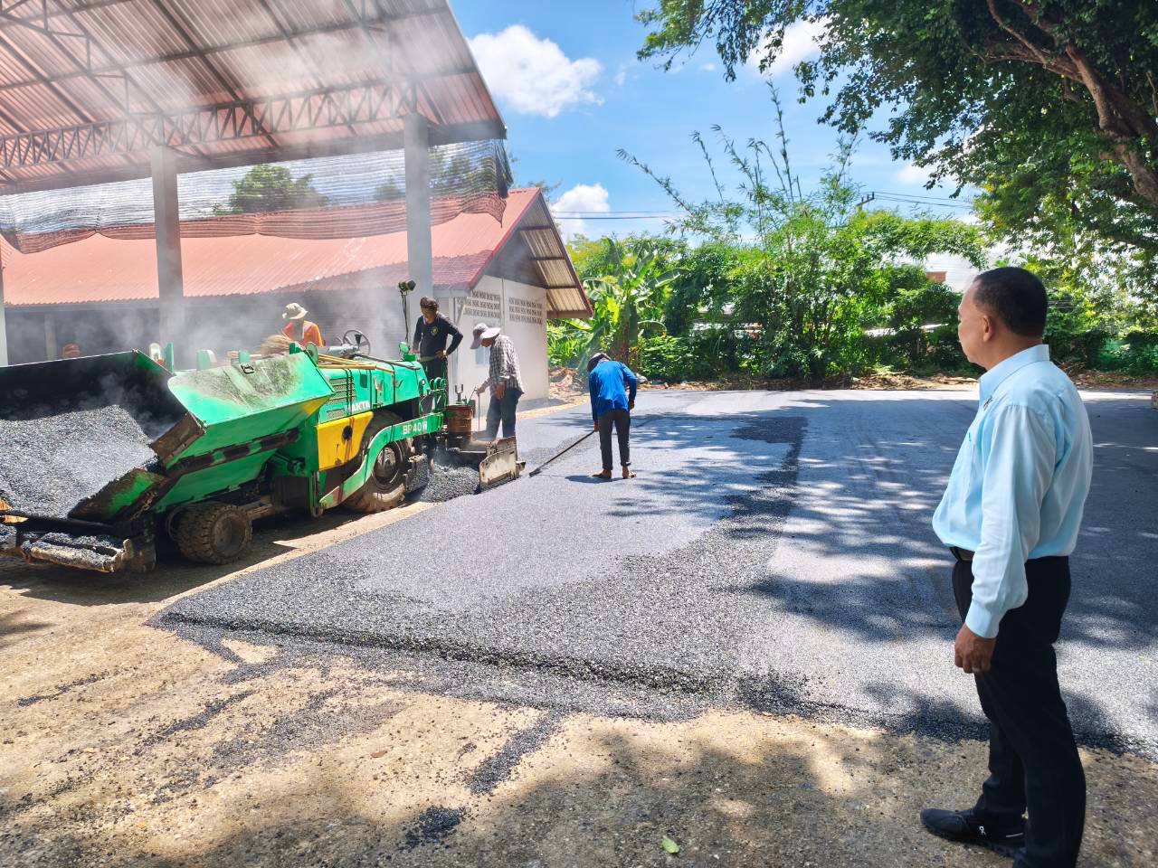 นายสมบูรณ์ บุญเรือง นายกเทศมนตรีตำบลสันผีเสื้อ ลงพื้นที่ติดตามความคืบหน้าโครงการโอเวอร์เลย์แอสฟัลท์ติกคอนกรีต ลานสุสาน หมู่ที่ 1 บ้านป่าข่อยเหนือ โดยได้กำชับและตรวจสอบการดำเนินงานของผู้รับเหมาให้เป็นไปตามแบบอย่างถูกต้อง