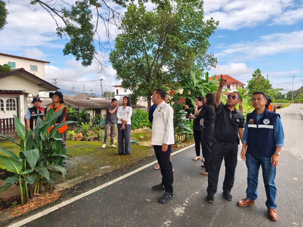 นายสมบูรณ์ บุญเรือง นายกเทศมนตรีตำบลสันผีเสื้อ ลงพื้นที่ติดตามการดำเนินการตัดต้นไม้ใหญ่ริมลำเหมืองสาธารณะ บริเวณคลองชลประทาน พื้นที่หมู่ที่ 6 บ้านท่าเดื่อ ตำบลสันผีเสื้อ