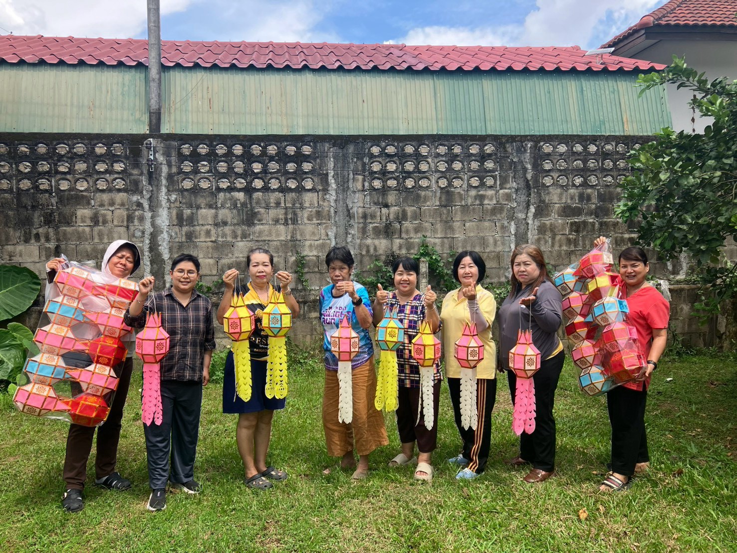 ลงพื้นที่เยี่ยมชมและติดตามการดำเนินงานของกลุ่มอาชีพทำโคมล้านนาของเทศบาลตำบลสันผีเสื้อ ณ หมู่ที่ 2 บ้านป่าข่อยใต้ ต.สันผีเสื้อ