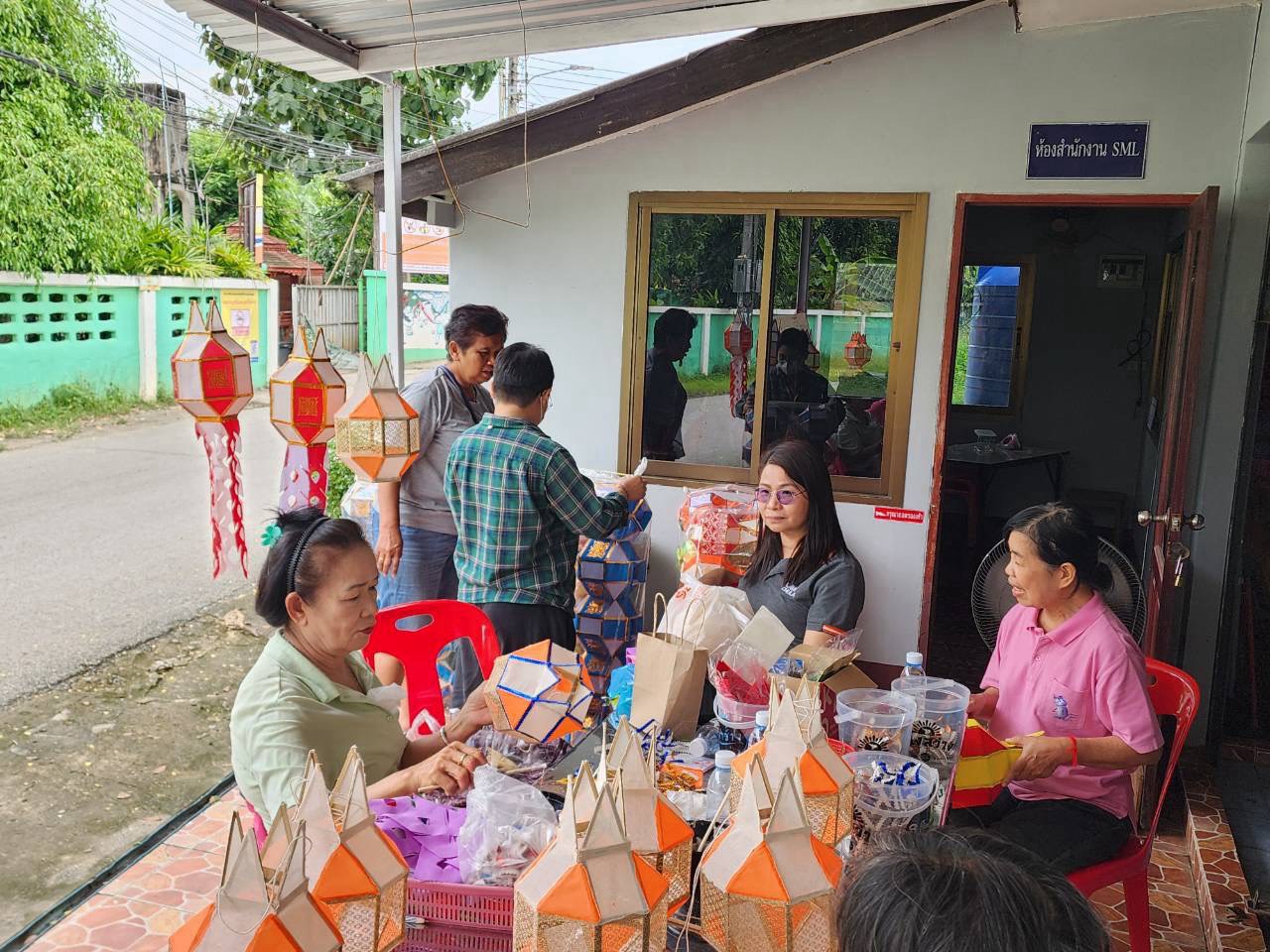 ลงพื้นที่เยี่ยมชมและติดตามการดำเนินงานของกลุ่มอาชีพทำโคมล้านนาของเทศบาลตำบลสันผีเสื้อ ณ หมู่ที่ 8 บ้านสันทราย